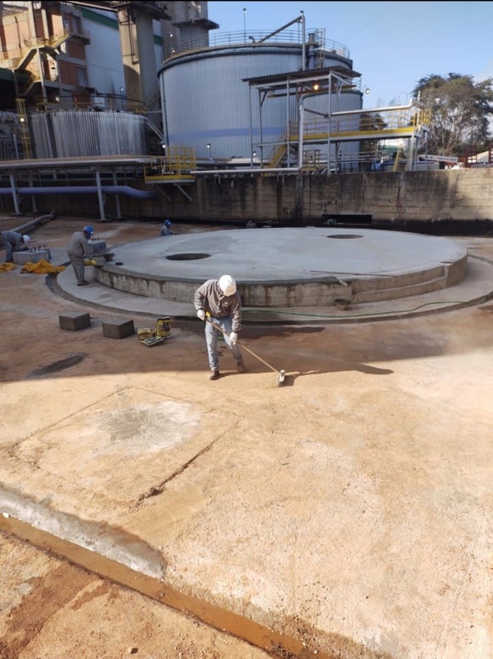 Obra de construção civil com equipe e estrutura em execução